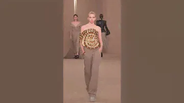Mesmerizing golden accents for the Balmain Fall 2024 Women’s Runway #BALMAINFW24